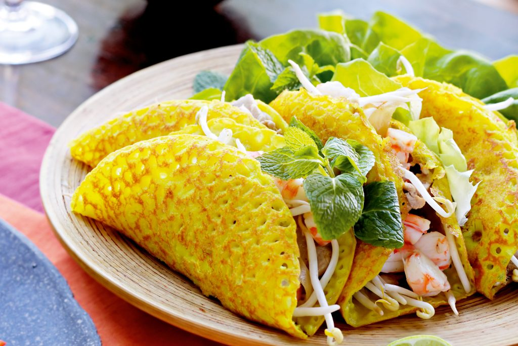 Close-up-of-banh-xeo-at-night-market-stall
