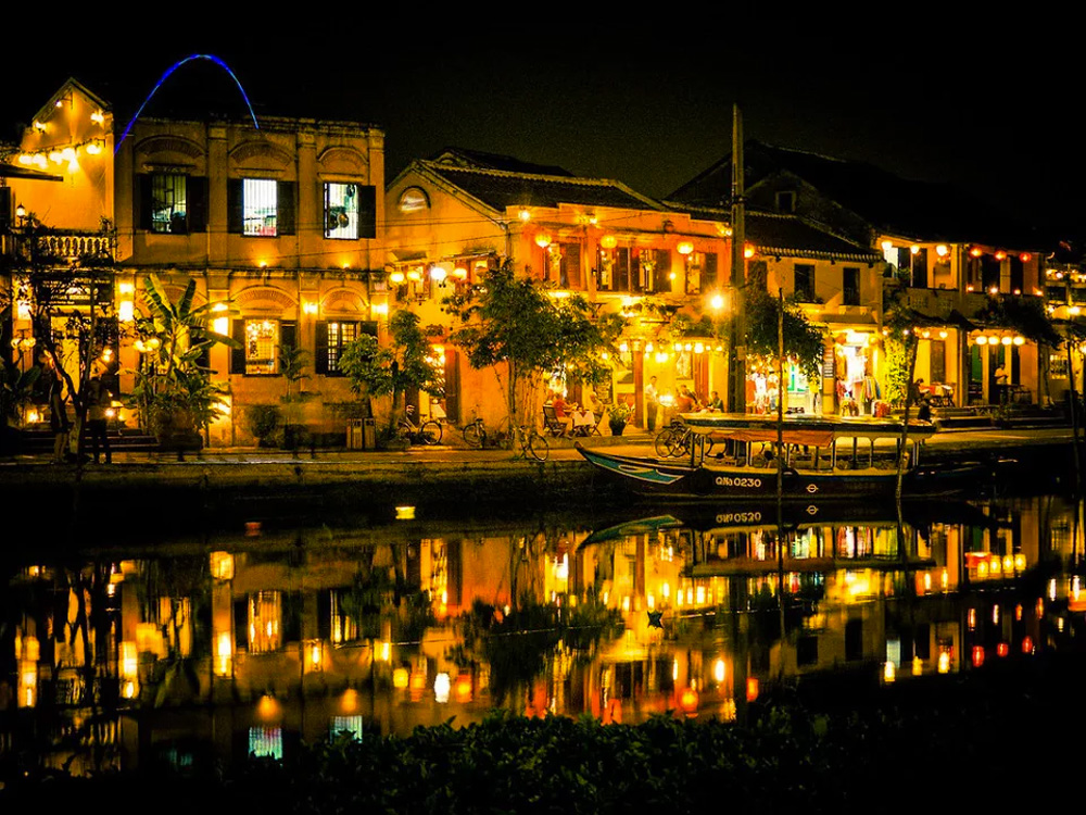 Hoai-River-Full-Moon-Festival-food-stalls-lanterns