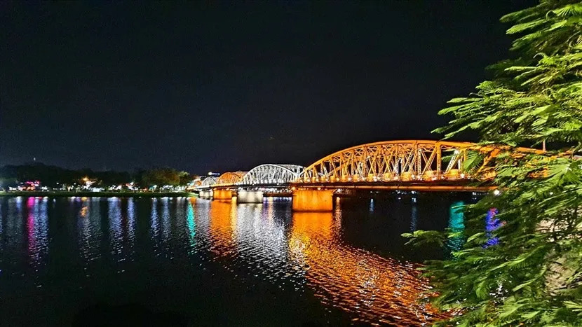 Truong Tien Bridge at Night